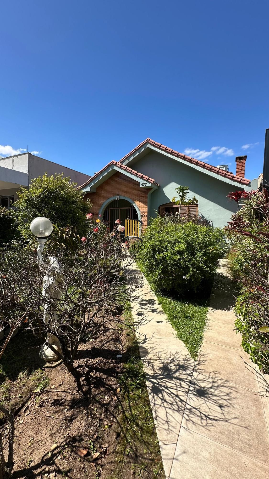 Casa com 4 dormitórios no Bairro Tristeza, com churrasqueira, lareia e vaga de garagem.