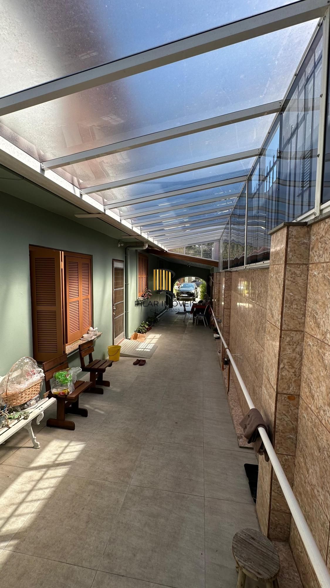 Casa com 4 dormitórios no Bairro Tristeza, com churrasqueira, lareia e vaga de garagem.