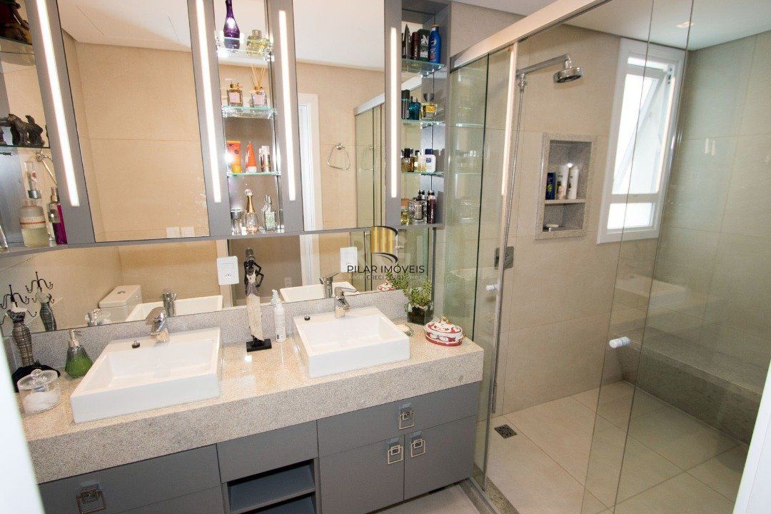Cobertura para Venda - 230.43m², 3 dormitórios, sendo 3 suites, 2 vagas - Menino Deus