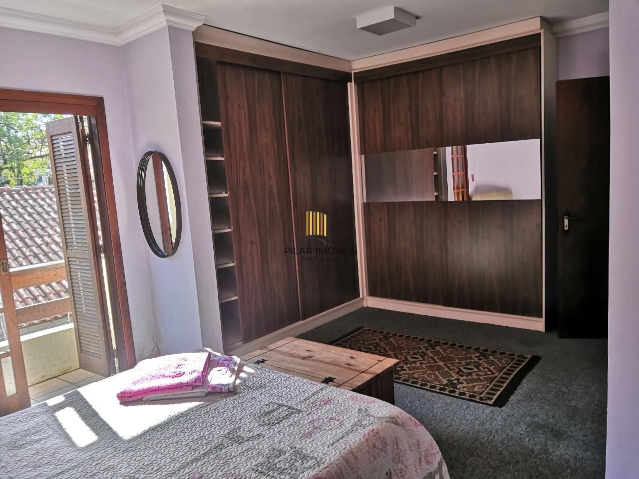 Casa de Condomínio com 3 dormitórios e 2 vagas em Ipanema