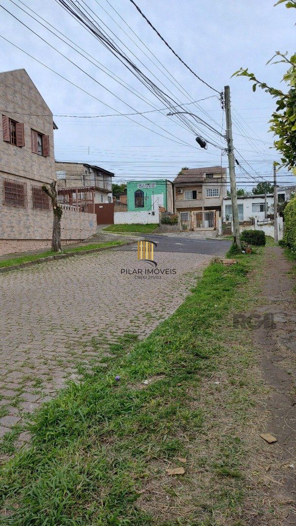 Casa térrea, 3 quartos, amplo pátio - Bairro Santa Tereza