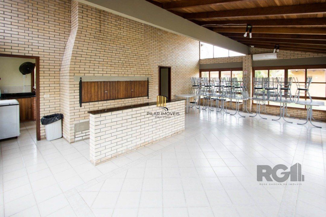 Casa em Condomínio na Zona Sul, no bairro Hípica, com 2 dormitórios, living para dois ambientes, cozinha mobiliada, lavabo