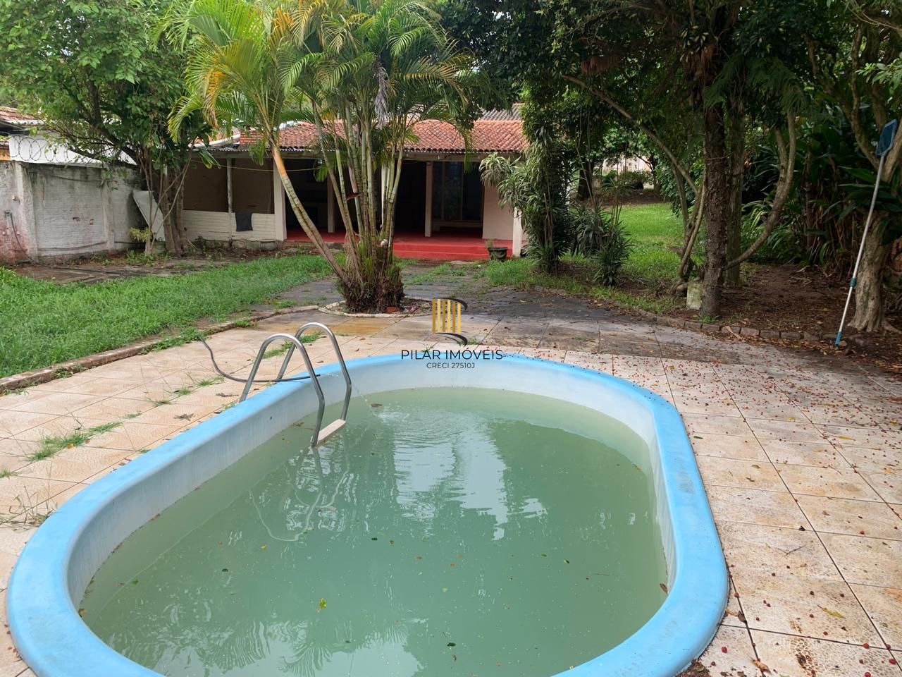 Sossego e natureza em Porto Alegre: 3 quartos, piscina e quase 2000m² de área