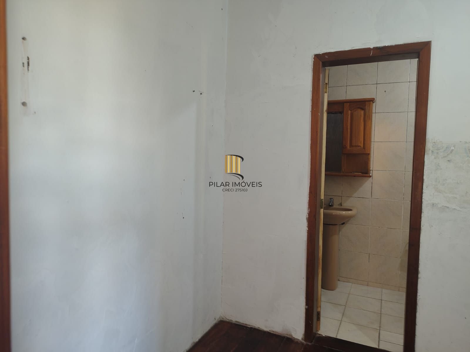 Casa de 4 dormitórios, 1 suíte e 4 vagas de garagem no bairro Cavalhada.