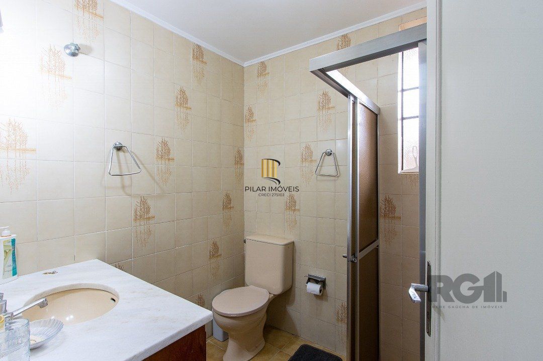 Casa térrea, 2 quartos, 2 vagas, edicula com 1 quarto e um banheiro - Bairro Tristeza