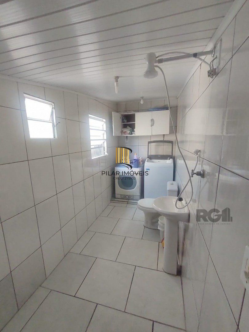 Casa de 3 dormitórios, 1 suíte e 2 vagas de garagem em Viamão.