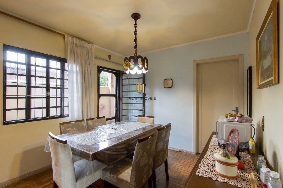 Casa térrea, 2 quartos, 2 vagas, edicula com 1 quarto e um banheiro - Bairro Tristeza