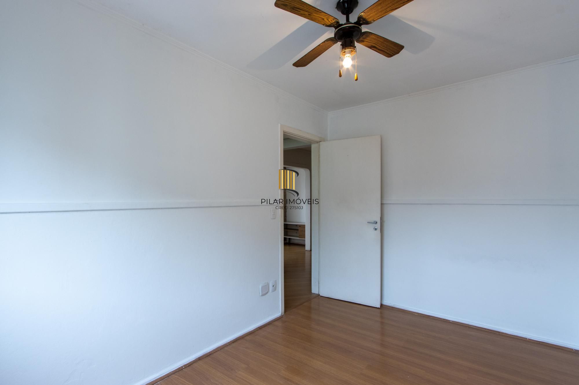 Cobertura com 137m², no Bairro Cristal, de 2 dormitórios, sento uma suíte, ampla sacada, churrasqueira, vista panorâmica, vaga coberta.