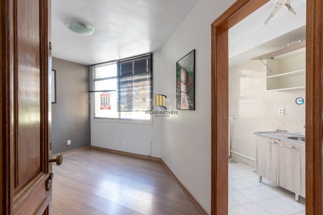 Apartamento de 1 dormitório, living, cozinha, área de serviço e banheiro social.