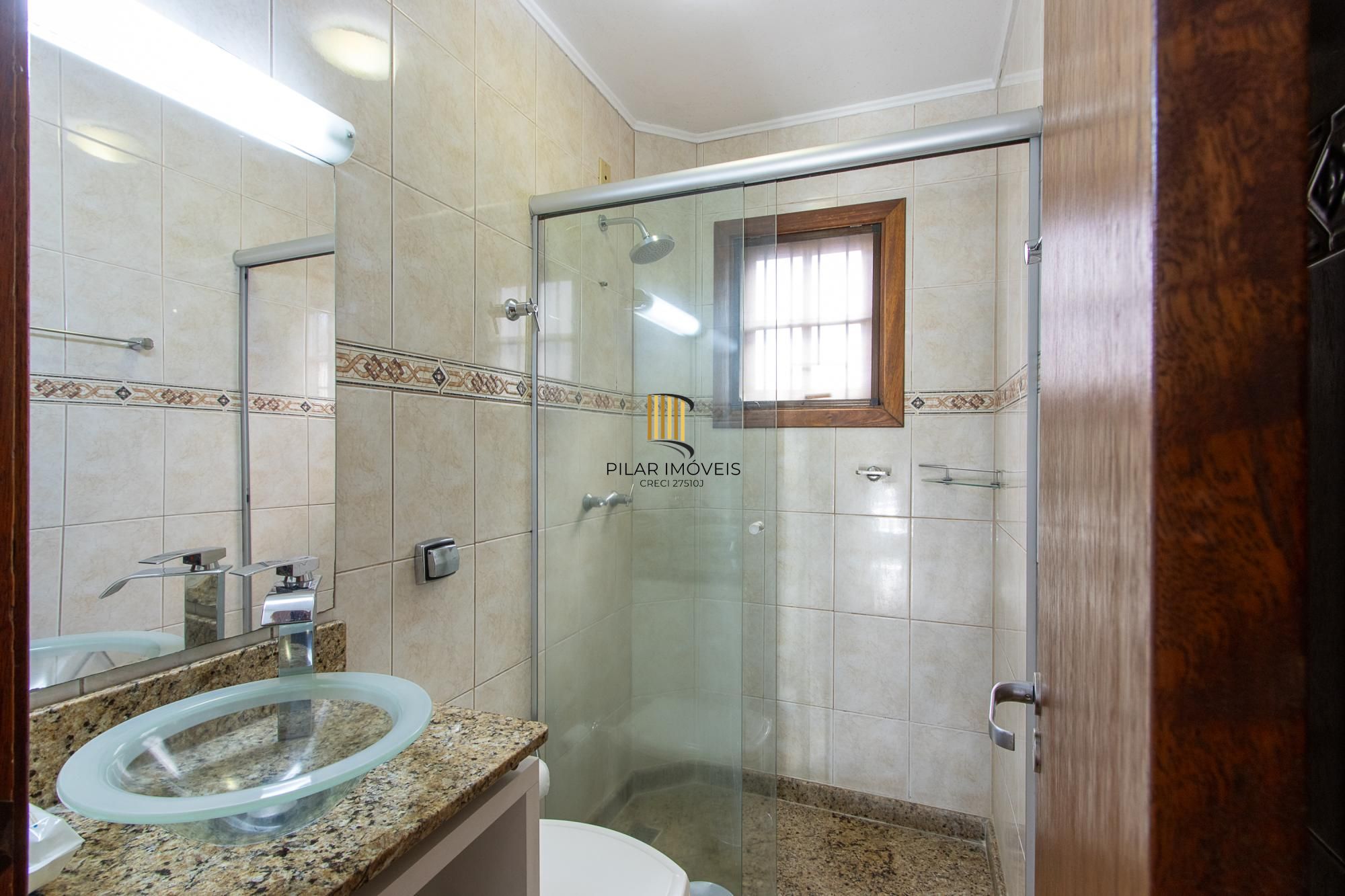 Excelente casa de 3 dormitórios, 1 suíte, pátio, piscina e vaga para 2 carros cobertas.