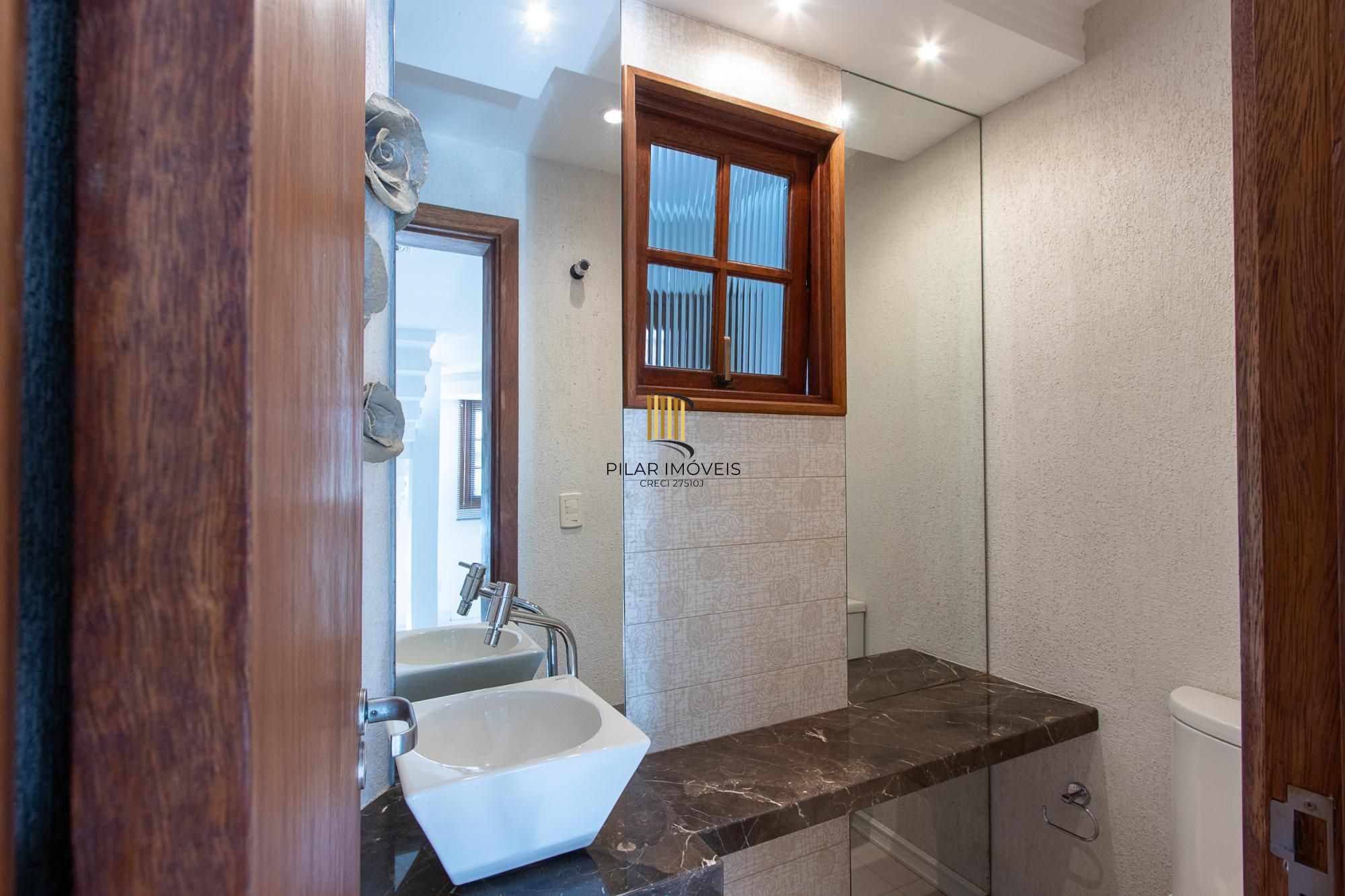 Excelente casa de 3 dormitórios, 1 suíte, pátio, piscina e vaga para 2 carros cobertas.