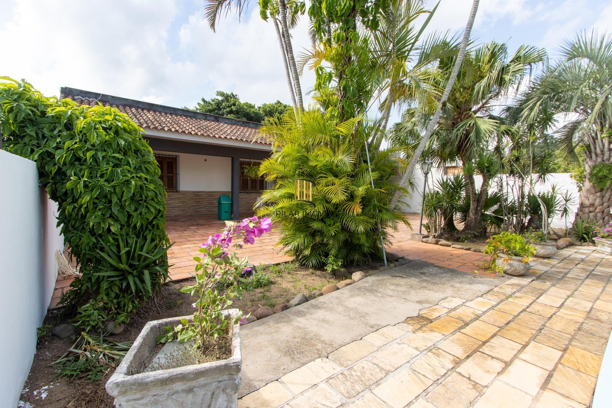 Casa em Vila Nova, Porto Alegre! Com 160m² de área privativa e um total de 899m²