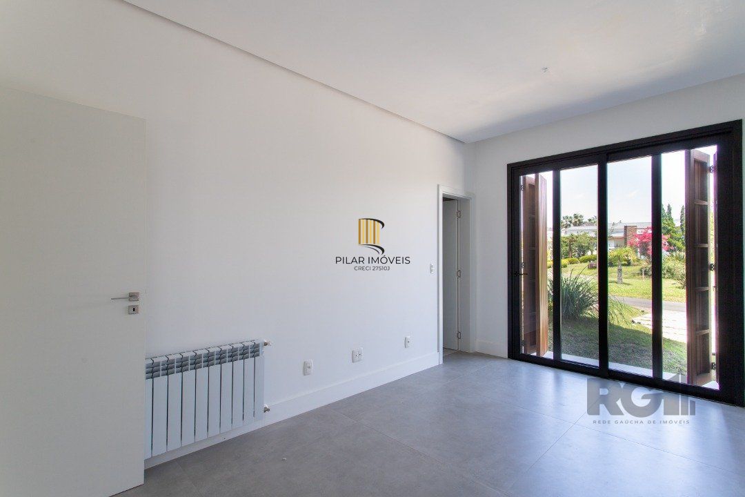 A Casa Le Mans, uma residência térrea de esquina com 389,48m2 de área coberta