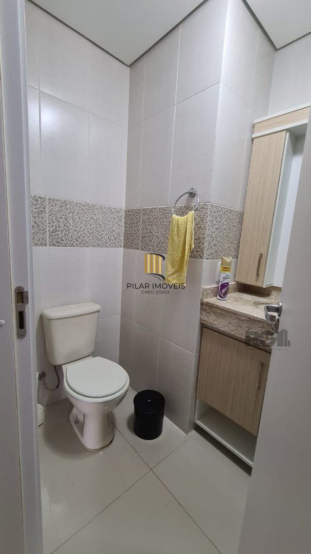 Casa de alvenaria, com 3 dormitórios, 1 suíte, living, cozinha, lavanderia, churrasqueira, banheiro social, pátio e 4 vagas de garagem.
