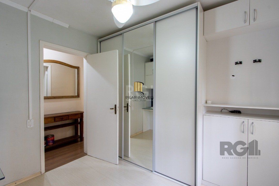 Apartamento de 02 dormitórios com móveis e roupeiros planejados
