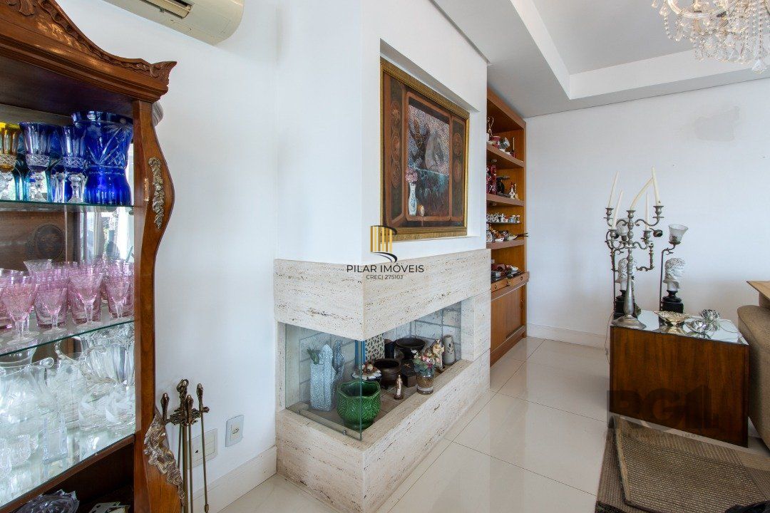 Casa em condominio . com 6 suites, sendo 3 suítes master com closet e hidro.