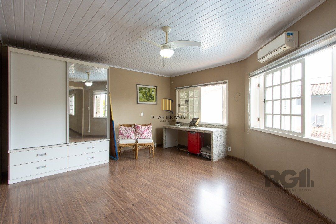 Casa 4 dormitórios no bairro Ipanema