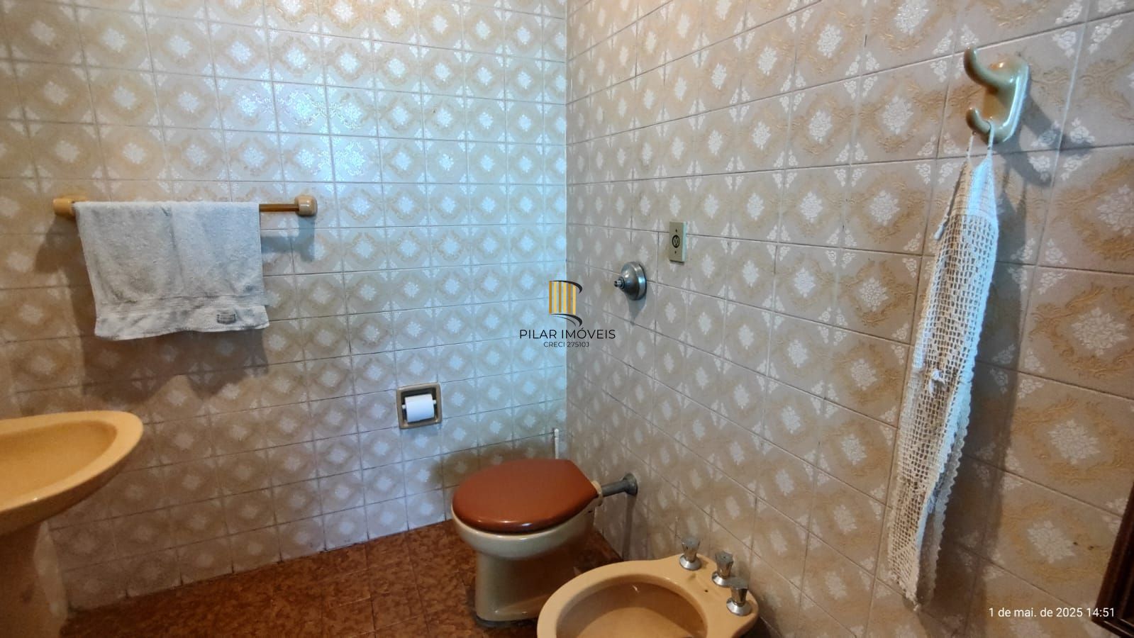 Apartamento de 4 dormitórios, 2 suítes, sacada, living para 2 ambientes bem amplo.