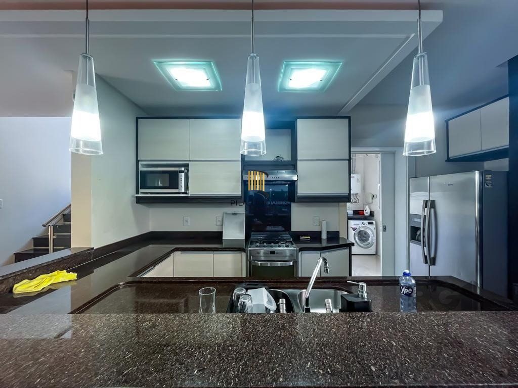 casa Alto Padrão com 239m² privativos, mobiliada e totalmente iluminada.