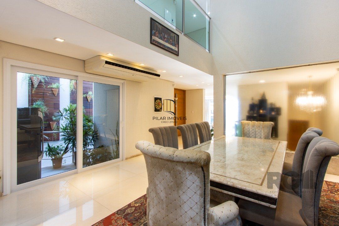 Casa com 5 suites com area privativa 714,00