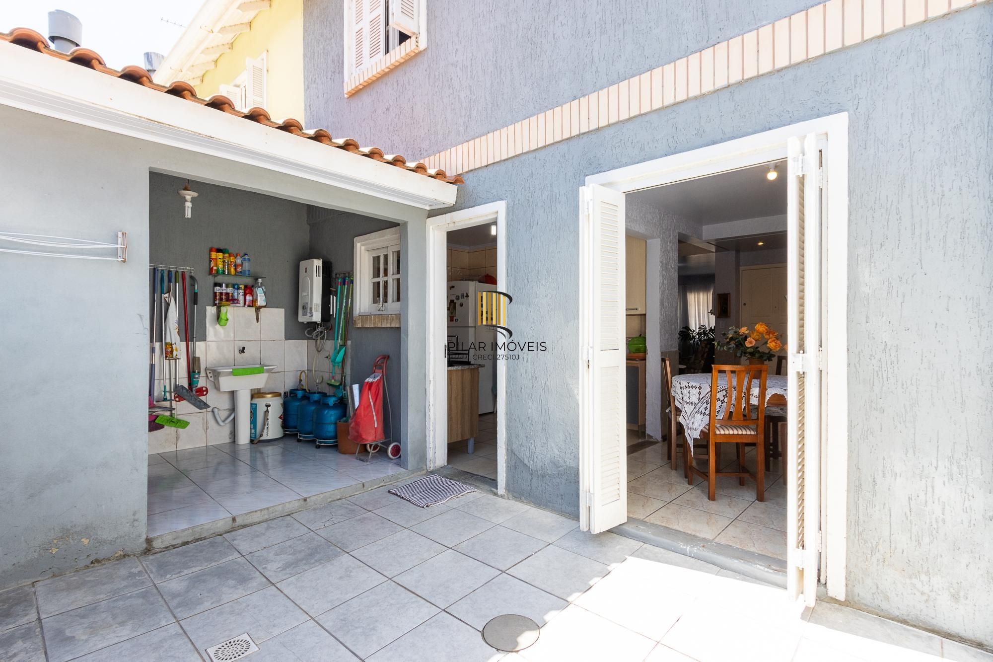 Casa de condomínio, de 3 dormitórios, 1 suíte e 2 vagas de garagem.