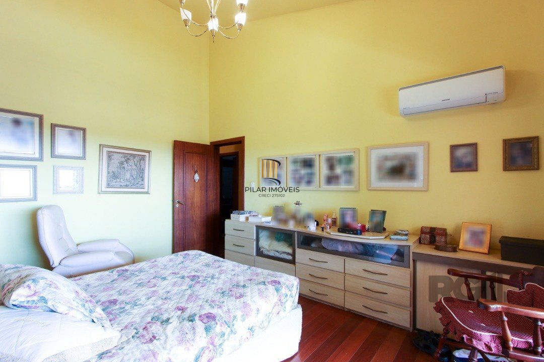 Casa com 4 dormitórios, sendo 1 suíte, com 2 vagas cobertas, no bairro Nonoai, Porto Alegre, RS