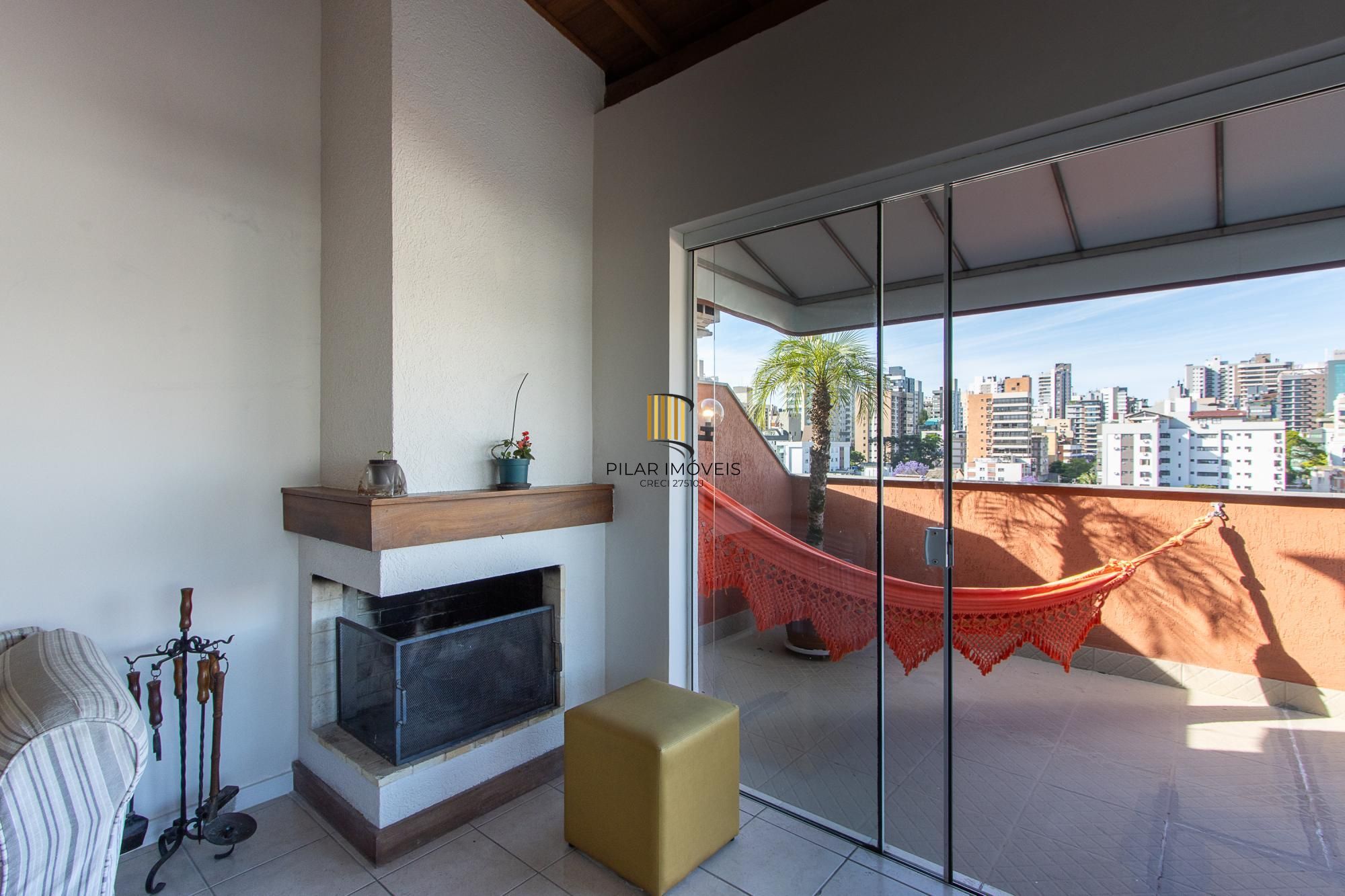 Cobertura com 2 dormitórios, incluindo 1 suíte.