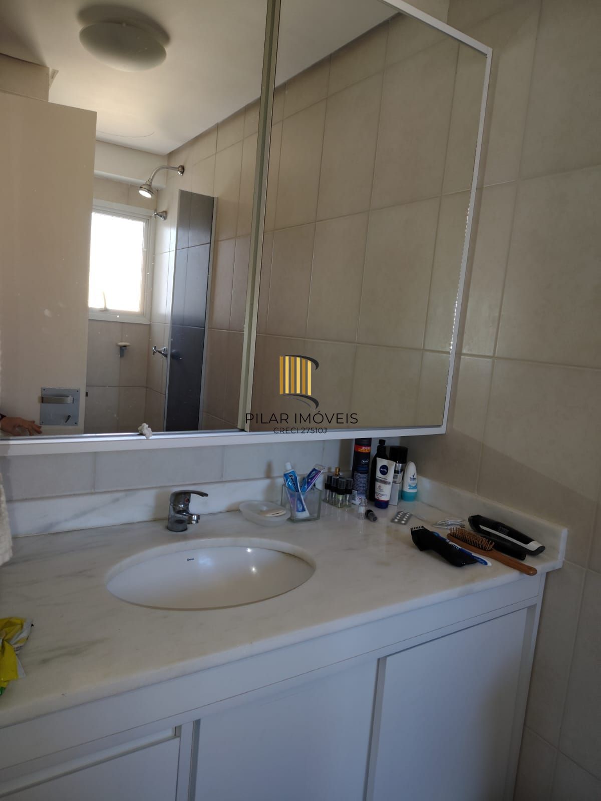Cobertura de 3 dormitórios, 1 suíte, 2 vagas escrituradas e vista para o Guaíba.