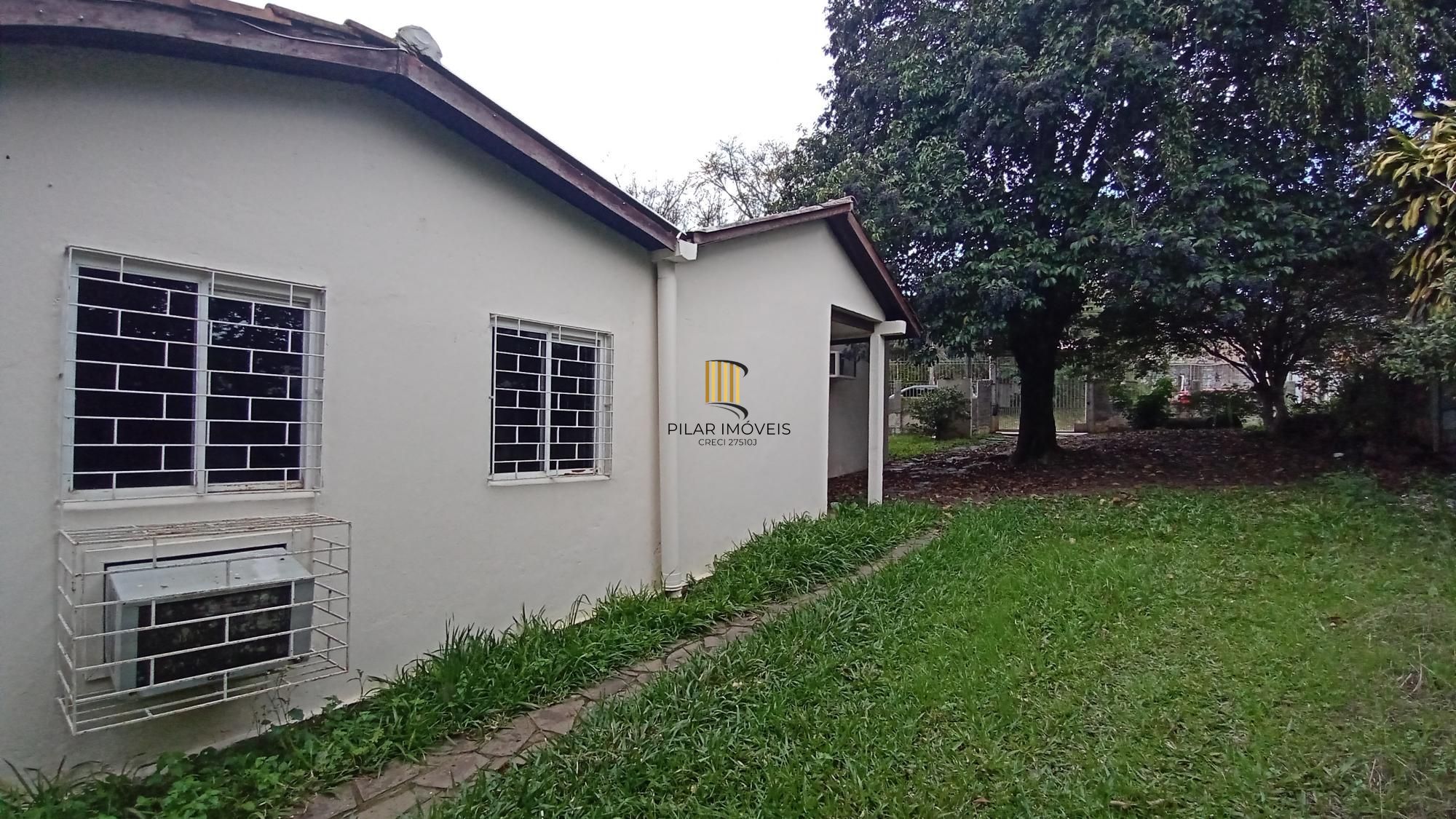 Sossego e natureza em Porto Alegre: 3 quartos, piscina e quase 2000m² de área