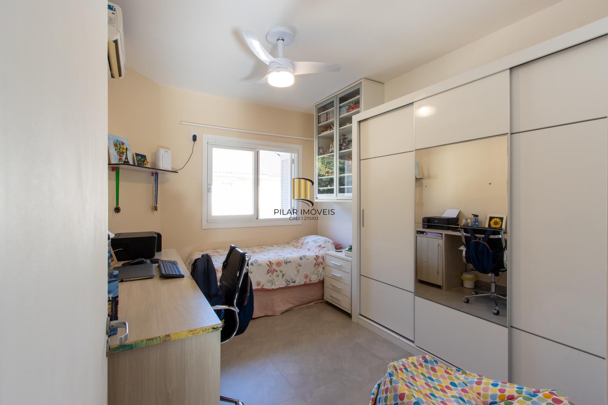 Casa em condomínio, com 3 quartos, com suíte, 2 vagas cobertas, churrasqueira, no Bairro Nonoai.