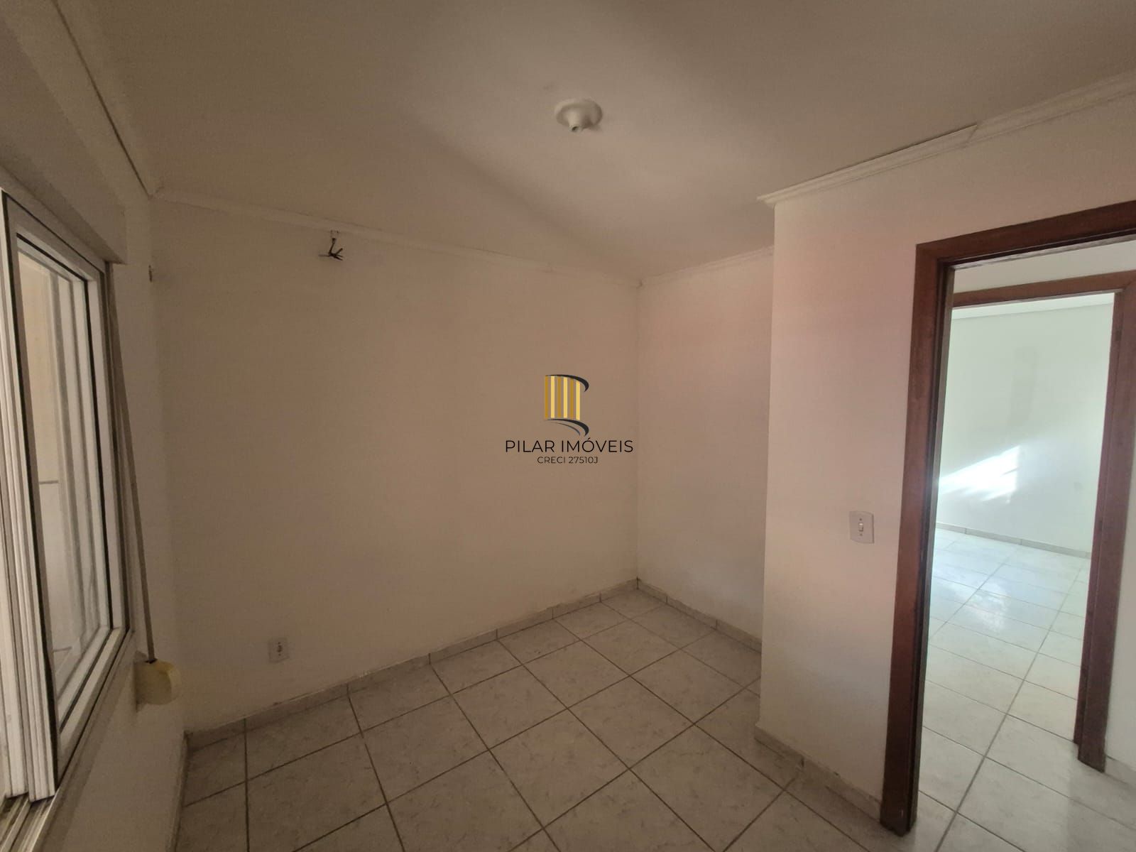 Casa de condomínio, 2 dormitórios, 1 banheiro e 1 vaga de garagem.