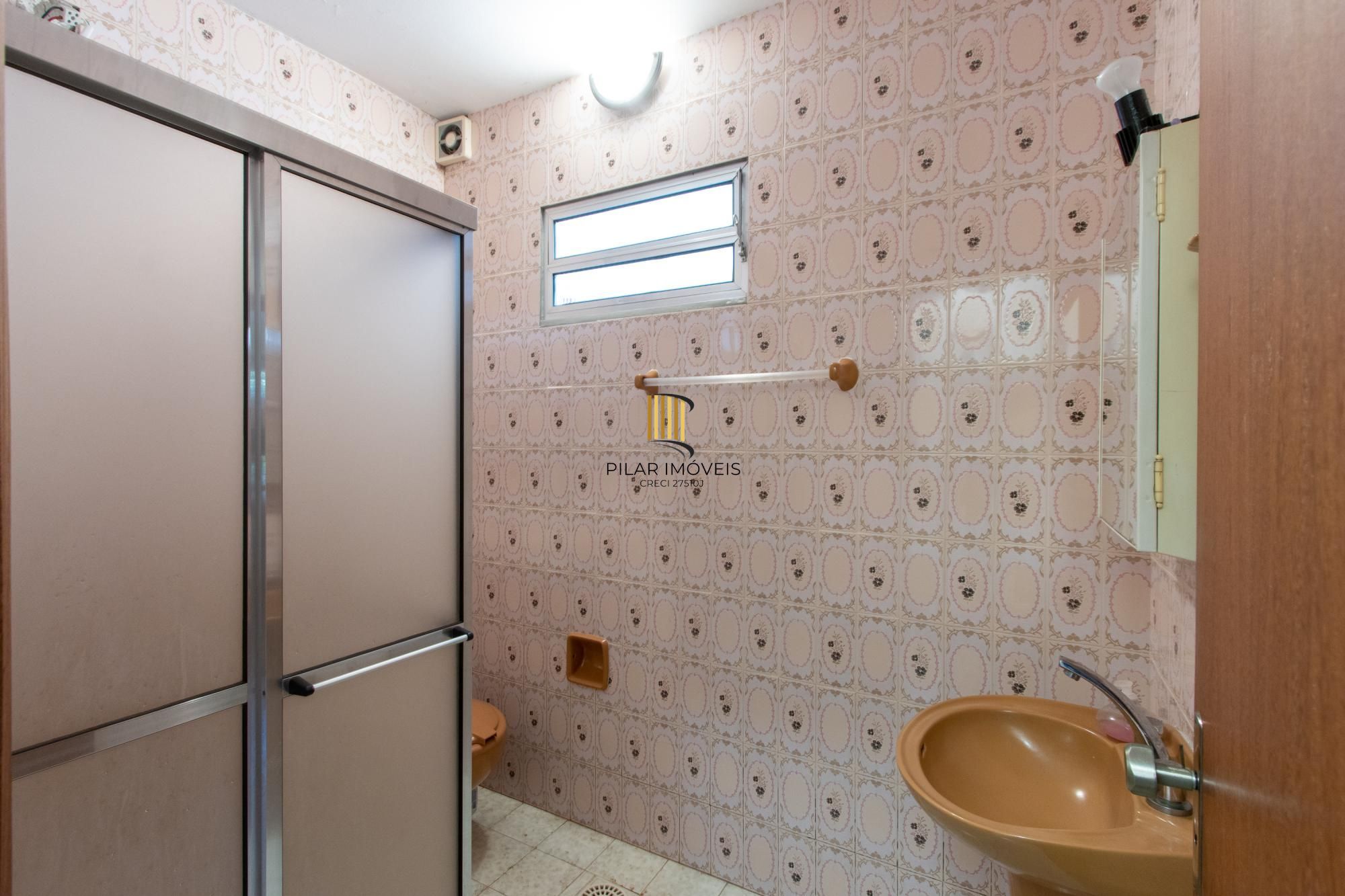 Casa de Alvenaria, possui 3 dormitórios, uma suíte, hall de entrada, lavabo,  living com lareira, cozinha ampla com armários, área gourmet com churrasqueira, corredor, pátio e 4 vagas de garagem, uma construção em anexo que possui hall de entrada, lavabo, living, cozinha, escritório, banheiro social