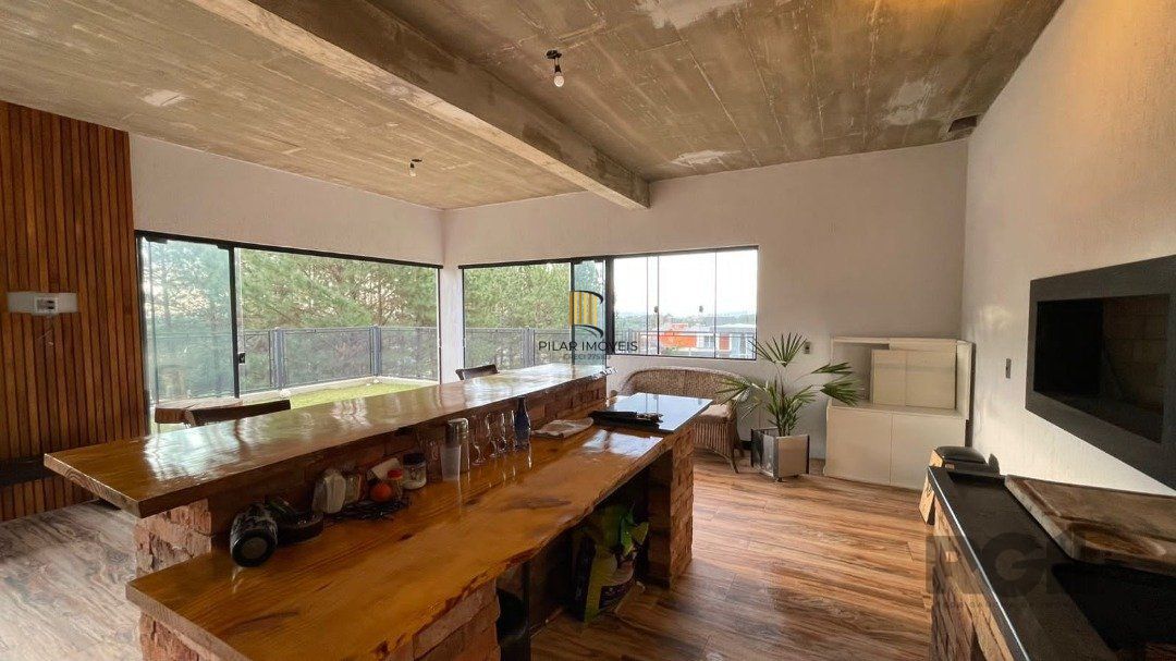 Linda Casa Ampla com 3 Suítes Construída Recentemente em Condomínio no Bairro Nobre de Gramado