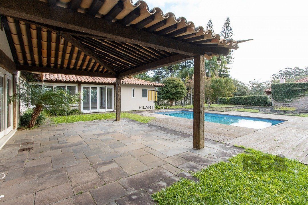 Casa Condomínio a Venda - 880m², 5 dormitórios, sendo 2 suítes, a master com lareira, 4 vagas - Cavalhada