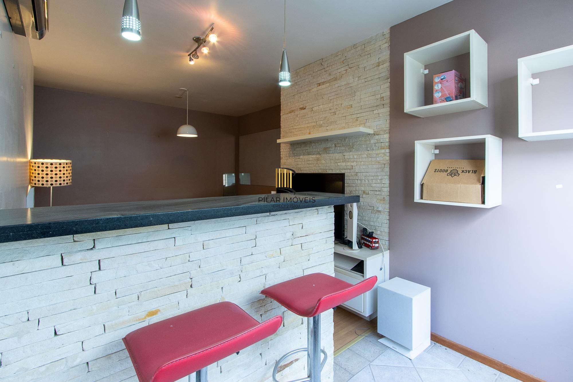 Apartamento com 2 dormitórios (reversível para 3) e 1 vaga escriturada  à venda no coração de Ipanema