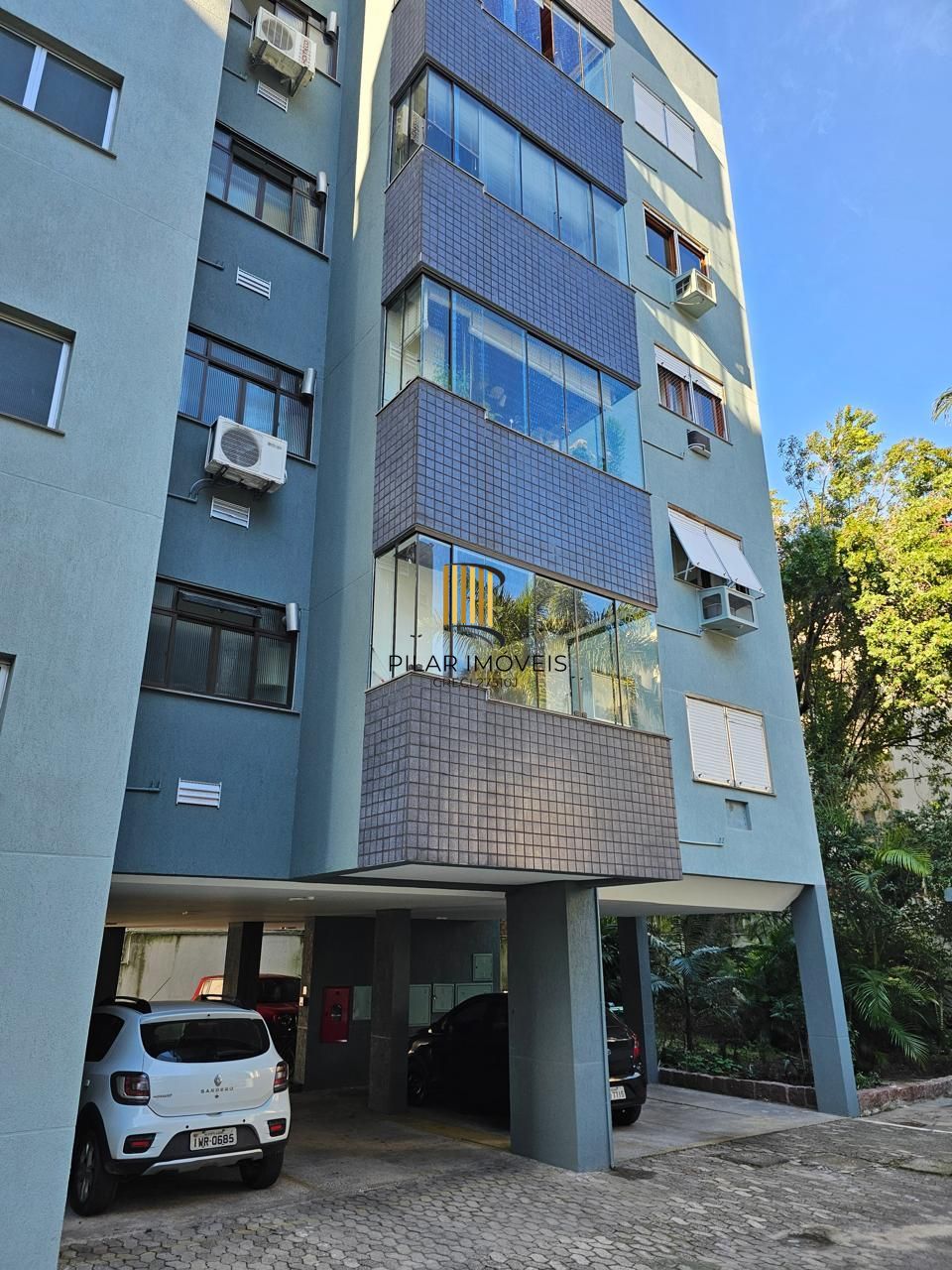 Apto com 2 dormi ,sacada com churrasq e garagem