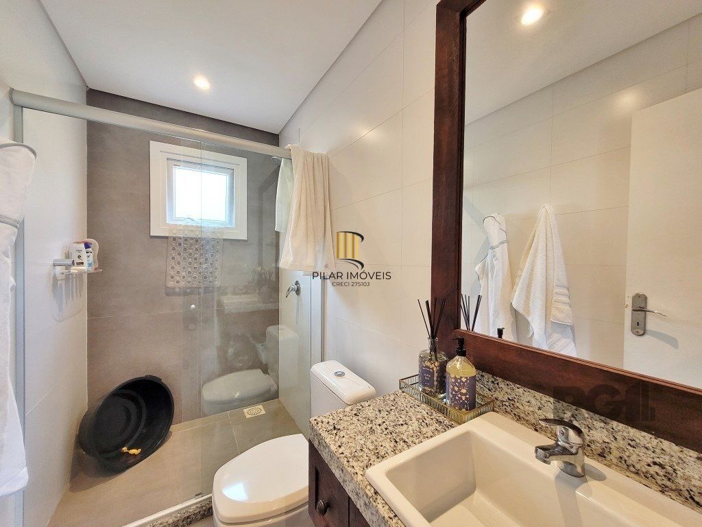 Excelente Sobrado de esquina,  com vista para o lago,  próximo ao clube social, no Condomínio Acqualina Beach,  localizado na praia de Maristela , em Xangri-La,.  Possui 4 dormitórios, sendo 3 suítes,