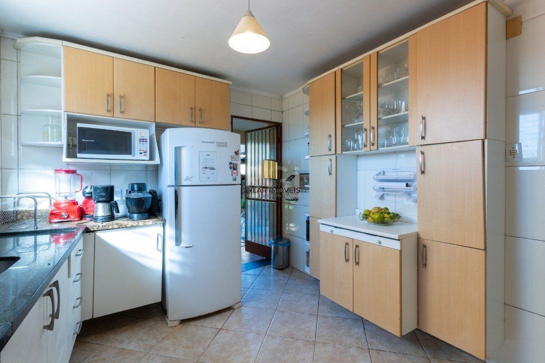 Sobrado com 345m² privativos, 3 suites, 2 vagas, churrasqueira. pátio com piscina - Bairro Cristal