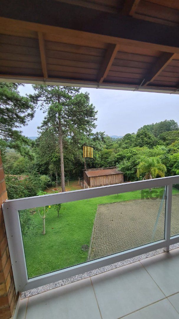 Casa de alvenaria, com 3 dormitórios, 1 suíte, living, cozinha, lavanderia, churrasqueira, banheiro social, pátio e 4 vagas de garagem.