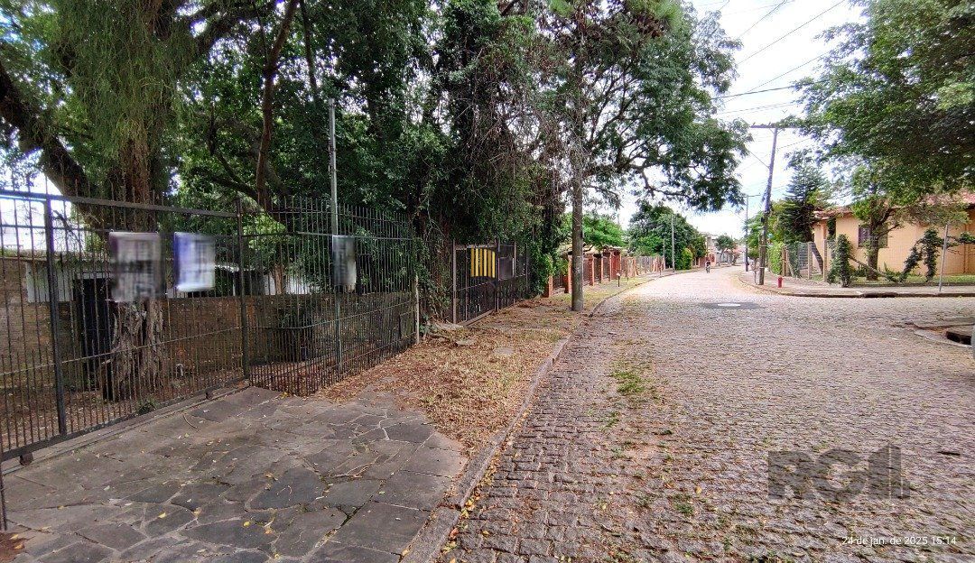 Terreno plano com 24,90m de frente, localizado no bairro Serraria.