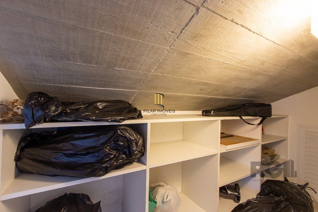 Casa no Condomínio Las Rocas, vista para o Guaíba, com 5 suítes