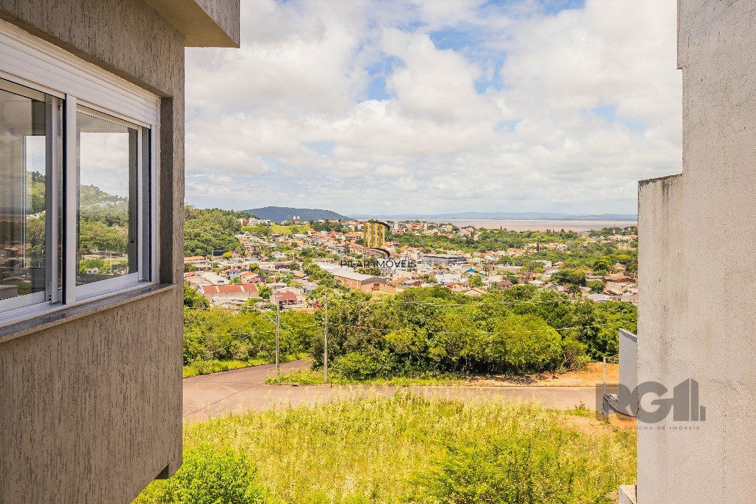 Sobrado, 185 metros quadrados privativo, com 3 quartos, 1 suíte, Living e cozinha integrados, lareira, churrasqueira, lavabo e 2 vagas de garagem.                       e 2 vagas de garagem