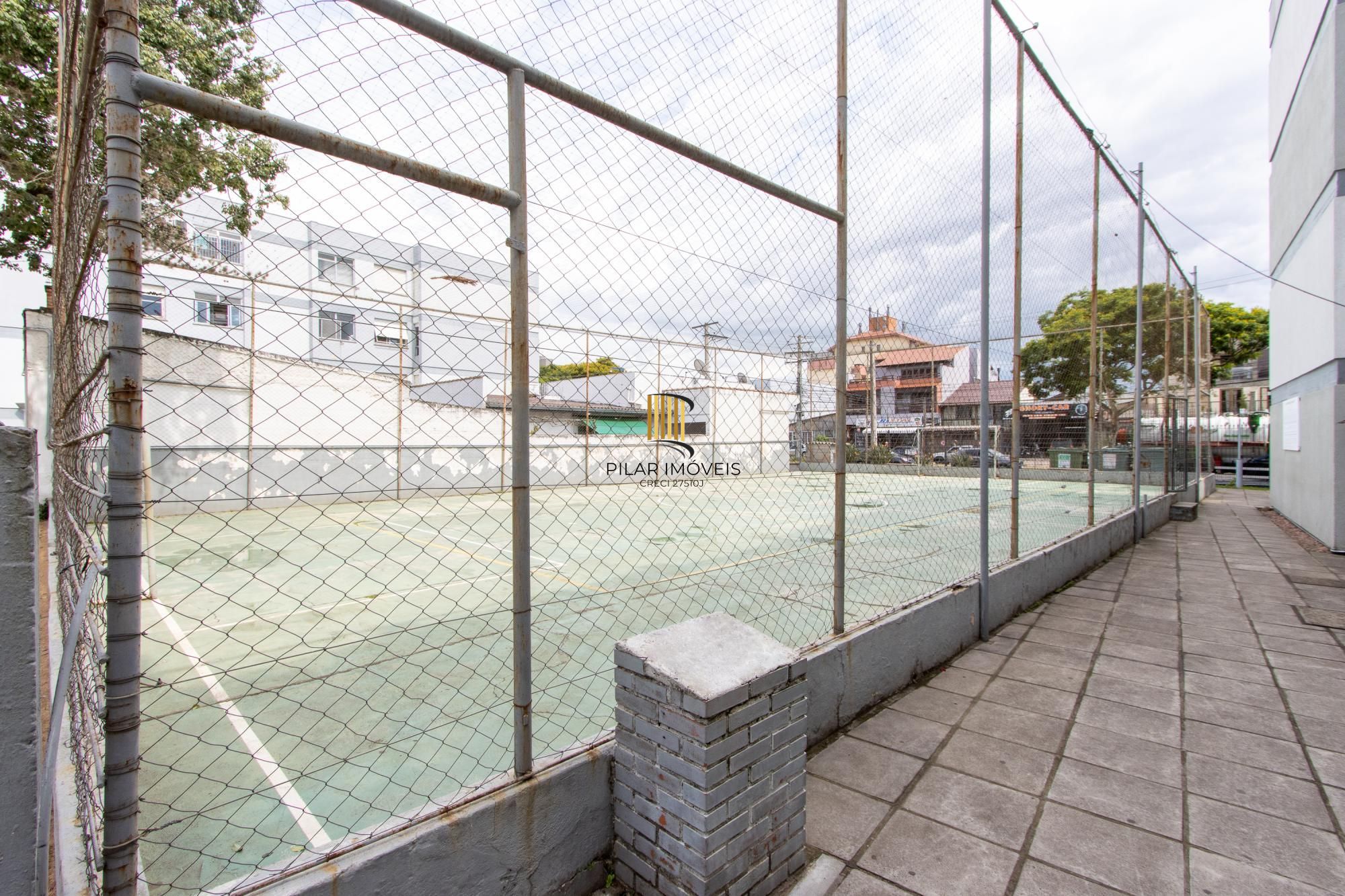 Apartamento de 3 quartos reformado, 1 banheiro - Bairro Camaquã.
