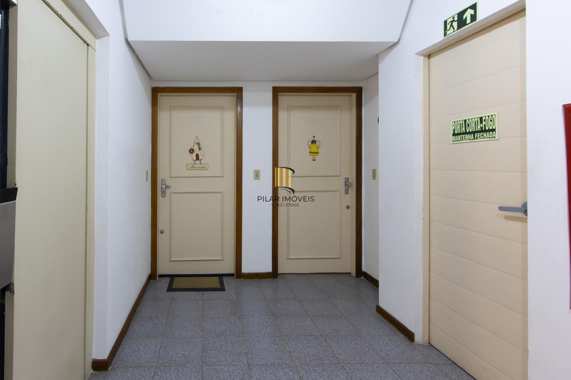 Cobertura com 137m², no Bairro Cristal, de 2 dormitórios, sento uma suíte, ampla sacada, churrasqueira, vista panorâmica, vaga coberta.