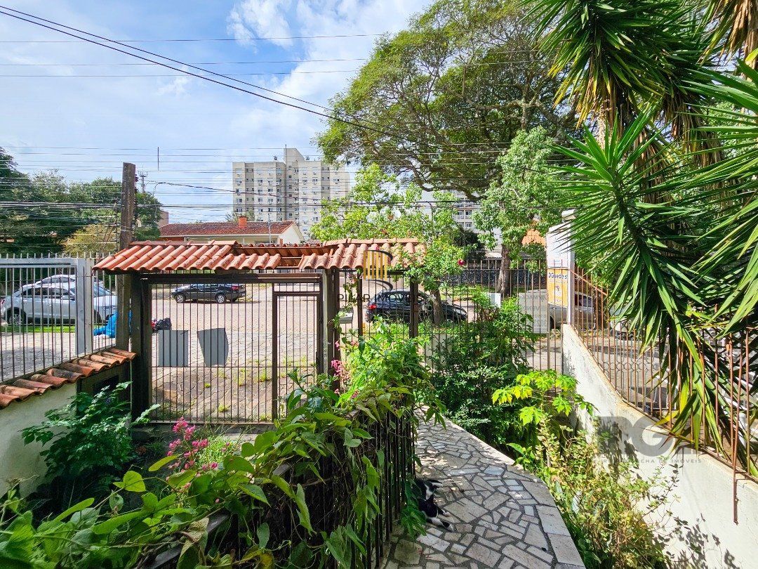 Casa para Venda - 210m², 3 dormitórios, sendo 1 suites, 2 vagas - Tristeza