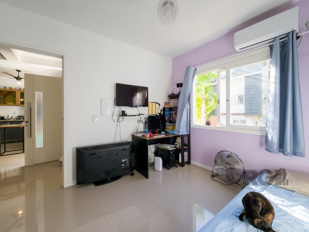 Living em dois ambientes com cozinha americana, lavabo, pátio, lavanderia. o3 dormitórios sendo 01 suíte, banheiro social e sótão. Duas vagas de  garagem.