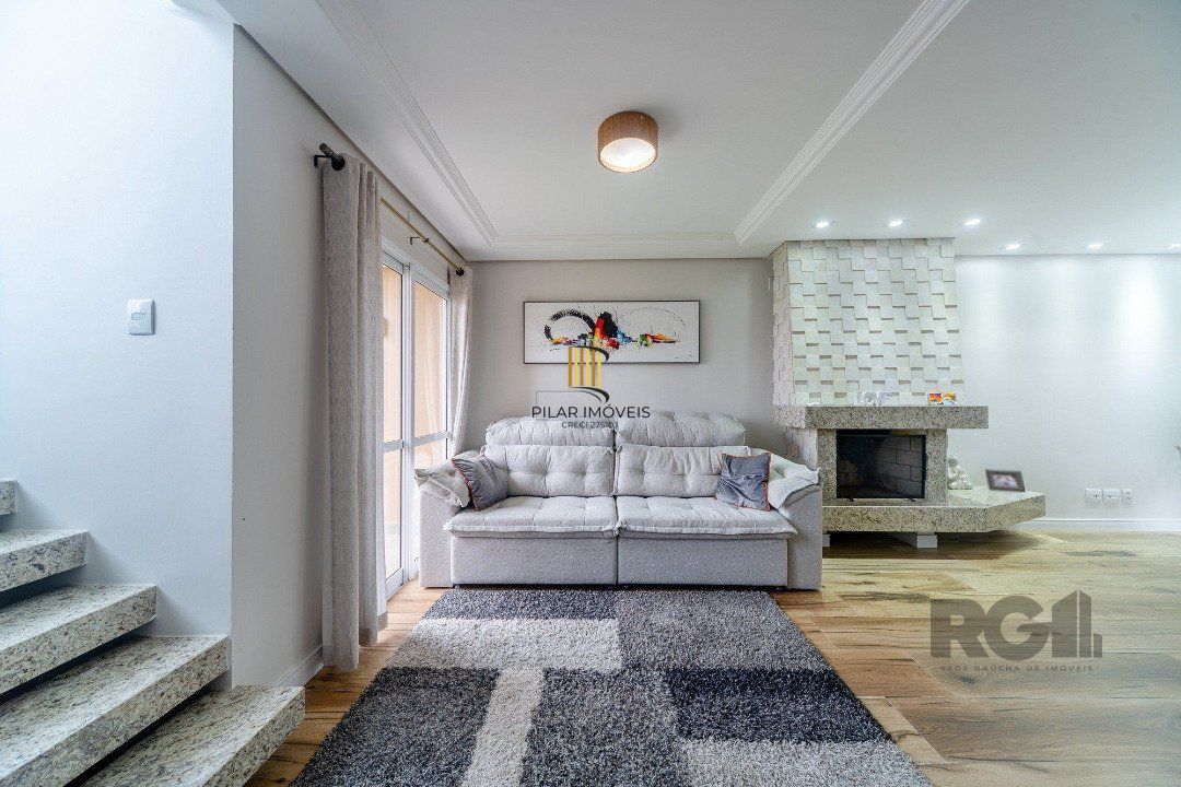 Casa em condominio com excelente padrão construtivo, possui 3 dormitórios, sendo 1 suíte máster com closet e sacada