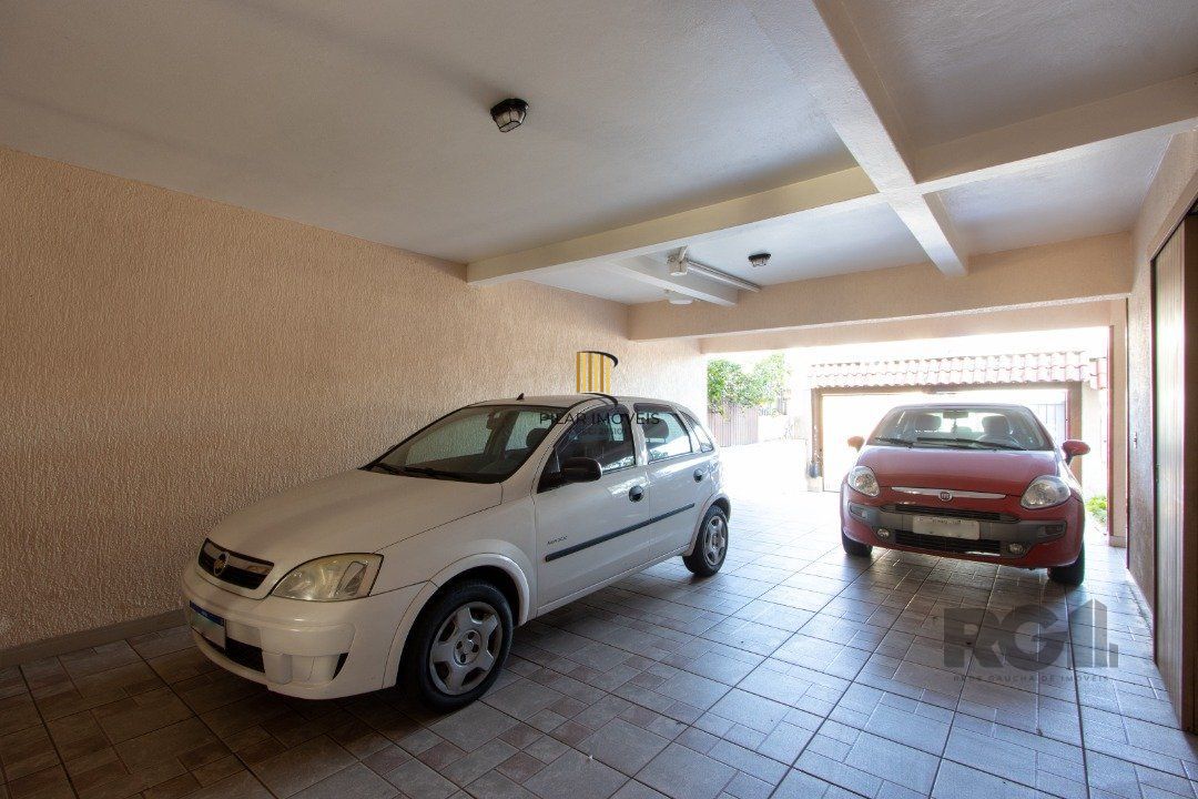 Casa de alvenaria, 3 quartos, 1 suíte, 4 banheiros e 5 vagas de garagem.