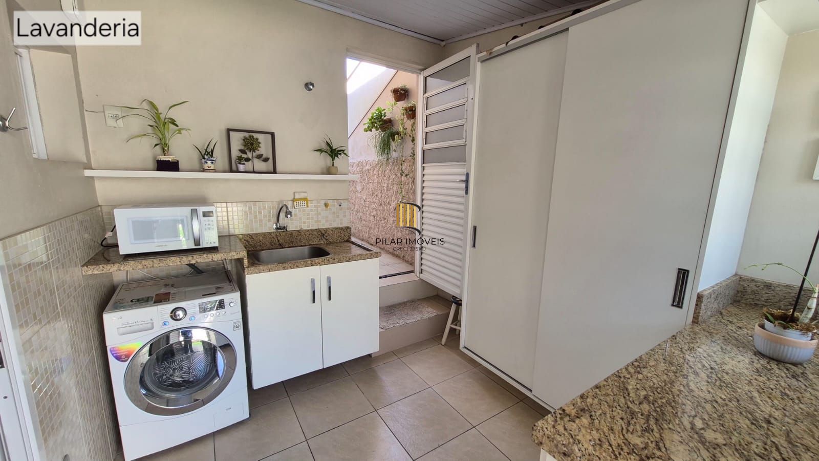 Excelente casa de 4 dormitórios, 1 suíte e 2 vagas em Novo Hamburgo.