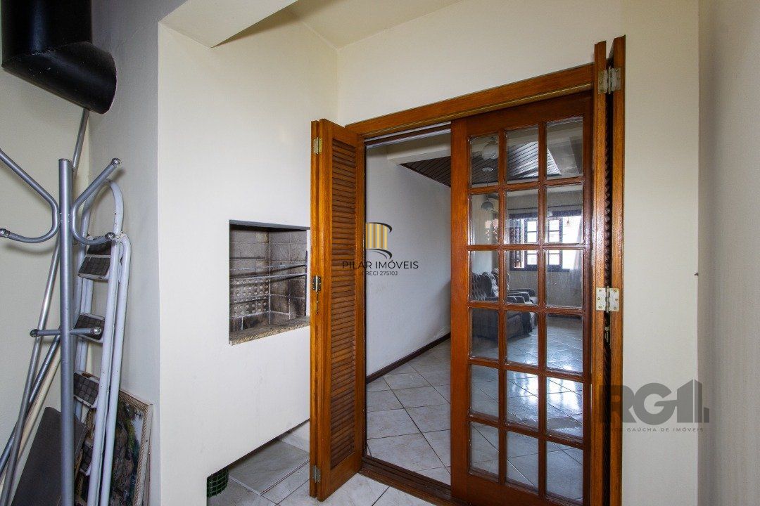 Casa em Condomínio na Zona Sul, no bairro Hípica, com 2 dormitórios, living para dois ambientes, cozinha mobiliada, lavabo